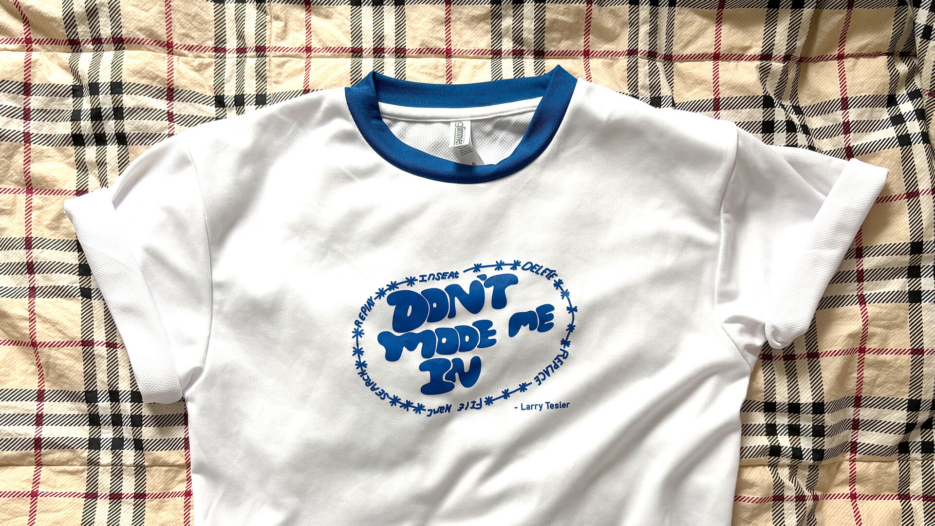 Don’t mode in me と書かれたTシャツ